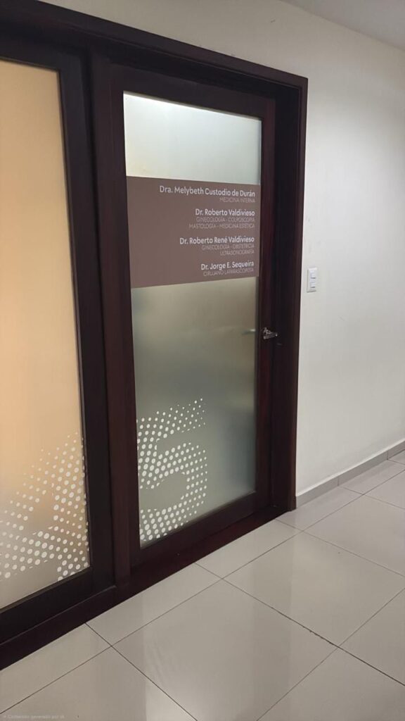 Entrada de la clínica de ginecología del Dr. Roberto René Valdivieso